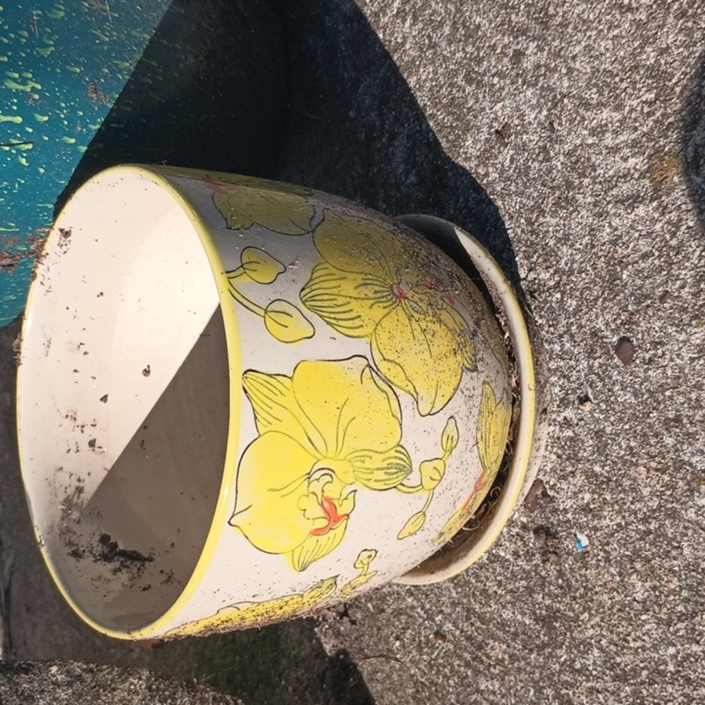 Vintage Yellow Planter for indoors or Outside Cala Lily Design w pan